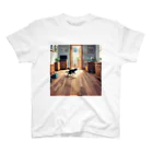 三毛猫shopの部屋を走る猫 スタンダードTシャツ