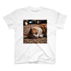 IKEDAYAの寝ている猫 Regular Fit T-Shirt