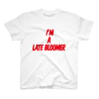 ザ・レイト・ブルーマーズ　オフィシャル（SUZURI)のI’m a Late bloomer（ロゴ大 KOMIKA） スタンダードTシャツ