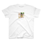 ganeshaのかわいいカメが窓から覗いている Regular Fit T-Shirt