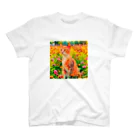 猫好きの谷の猫の水彩画/花畑のオリエンタルねこのイラスト/キジトラネコ Regular Fit T-Shirt