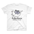 QROOVYのペンギンのヒナと遊ぶシロイルカさん Regular Fit T-Shirt