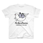 QROOVYのペンギンのヒナと遊ぶシロイルカさん スタンダードTシャツ