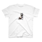 動物の絵描き屋さんの凛とするホワイトタイガー Regular Fit T-Shirt