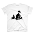 COLUMBOX【木革雑貨ハンドメイド作家/デザイナー】の特売品を狙う「親猫」とお菓子をねだる「子猫」　墨絵風 Regular Fit T-Shirt