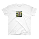 kokin0の草むらで斜めを見つめる犬 dog looking for the anywhere Regular Fit T-Shirt