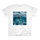 AQUAMETAVERSEのモルジブの大海原で人魚が泳いでいますsanae2074 Regular Fit T-Shirt