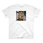 kaerinofficeの2匹のかわいい柴犬が仲良く並んで写っています。 Regular Fit T-Shirt