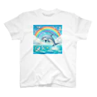 kaerinofficeのリラックスして虹を眺める愛らしいイルカの姿🌈🐬 Regular Fit T-Shirt