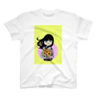 阿月紫音の花束を持つ少女 Regular Fit T-Shirt