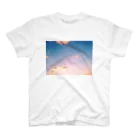 saaの飛行機雲と夕焼け Regular Fit T-Shirt