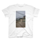 UWAWAWAの廃校する小学校 Regular Fit T-Shirt