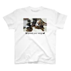 Cat in the Light（光の中の猫）の【猫】眠るキジトラ、Sleeping Beat -001 (text：Spread your wings) Regular Fit T-Shirt