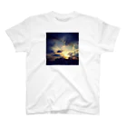 どうもりのブツの海沿いの夕焼け Regular Fit T-Shirt