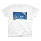 希緒@鬱休養中の青と白が映える空 Regular Fit T-Shirt