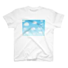 Momonngamonnga zakka の青い空白い雲 Regular Fit T-Shirt