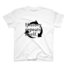 リョウイチ　の‎History repeats itself. Regular Fit T-Shirt