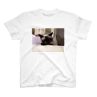ほわほわのにーにまったり Regular Fit T-Shirt