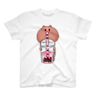 nyokishiのタピオカいちごミルクを啜るくまみ Regular Fit T-Shirt