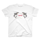 さかたようこ / サメ画家のサメさんたちの #ソーシャルディスタンス/ 矢印が赤 Regular Fit T-Shirt