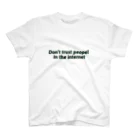 ﾋのDon’t trust people in the internet T Regular Fit T-Shirt