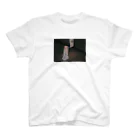 （ 37.2° ）クラブの白いスニーカーと女の子 Regular Fit T-Shirt