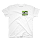 りおたのニュースの後ろに不審者が…！(黄緑) Regular Fit T-Shirt
