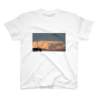 ももたんの夏の夕日に照らされた積乱雲(雷雲) Regular Fit T-Shirt