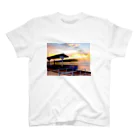 PaP➡︎Poco.a.Pocoの夕日の中の電車 スタンダードTシャツ