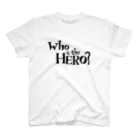 Who is the HERO? みやげもの屋のWho is the HERO? ロゴ（黒文字） スタンダードTシャツ