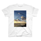 shizenhaの冬の海辺の空と雲 スタンダードTシャツ