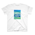 リンの工作室の三角屋根の家と緑　風景　 スタンダードTシャツ