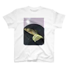 YUKI【ユメとホープ探し中】の鮎の塩焼き Regular Fit T-Shirt