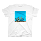 旅先pics📸の青い壁と黄色い自転車 スタンダードTシャツ
