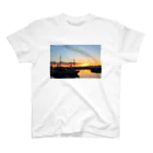 photo-kiokuの漁港夕景 Regular Fit T-Shirt