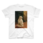 ゆーさんのアルトゥール・ヘイヤー　Weiße Katze Und Zwei Zitronenfalter Regular Fit T-Shirt