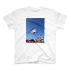 雫の中の世界の空と秋桜 スタンダードTシャツ