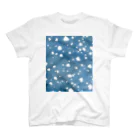 萩岩睦美のグッズショップのTシャツ　雪夜 Regular Fit T-Shirt