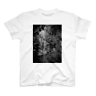 余白/yohakuのArtwork#1 岩肌-monochrome- Regular Fit T-Shirt