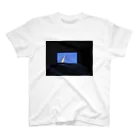 変な写真の８畳に65インチのテレビ スタンダードTシャツ