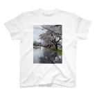 自称エモエモ商店 の桜と踏切のウユニ塩湖風 スタンダードTシャツ