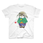 萩岩睦美のグッズショップのTシャツ　うさぎ　緑のコート スタンダードTシャツ