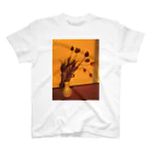 Kensuke HosoyaのTulips at sunrise スタンダードTシャツ