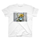 Apelila_Pothosのカンパニュラとヒマワリ Regular Fit T-Shirt