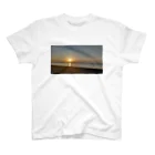 ももたんの早朝の海辺 Regular Fit T-Shirt