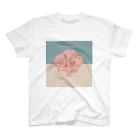 湊しおりのFlower Regular Fit T-Shirt