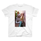 猫写真家「むに」のアトリエの見上げる子猫ちゃん Regular Fit T-Shirt