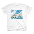 世界の絵画アートグッズのルイ・イカール《ヨットレース》 Regular Fit T-Shirt