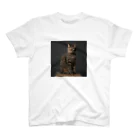 注文の多い喫茶店　虎猫軒のtoraneko「にゃたろう」ポートレイト スタンダードTシャツ