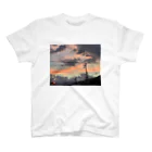 冬野ハナヤ@Flowerz-フラワーズ-のよくある夕空 Regular Fit T-Shirt